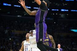 浓眉哥绝杀时刻，刷新队史纪录点燃赛场，迎来胜利迎来胜利！